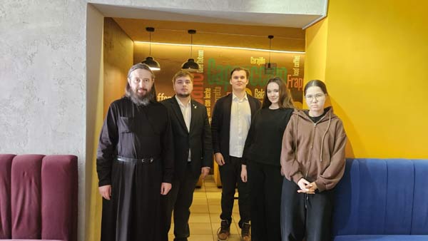 Команды воскресных школ и молодёжных клубов ответили на вопросы викторины 